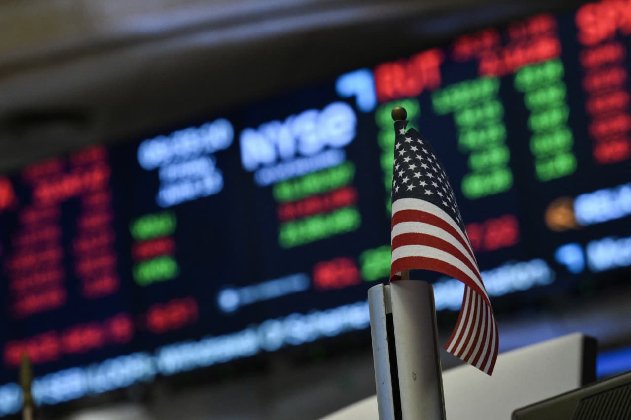 Is the stock market open today? Does the post office deliver mail on Memorial Day?