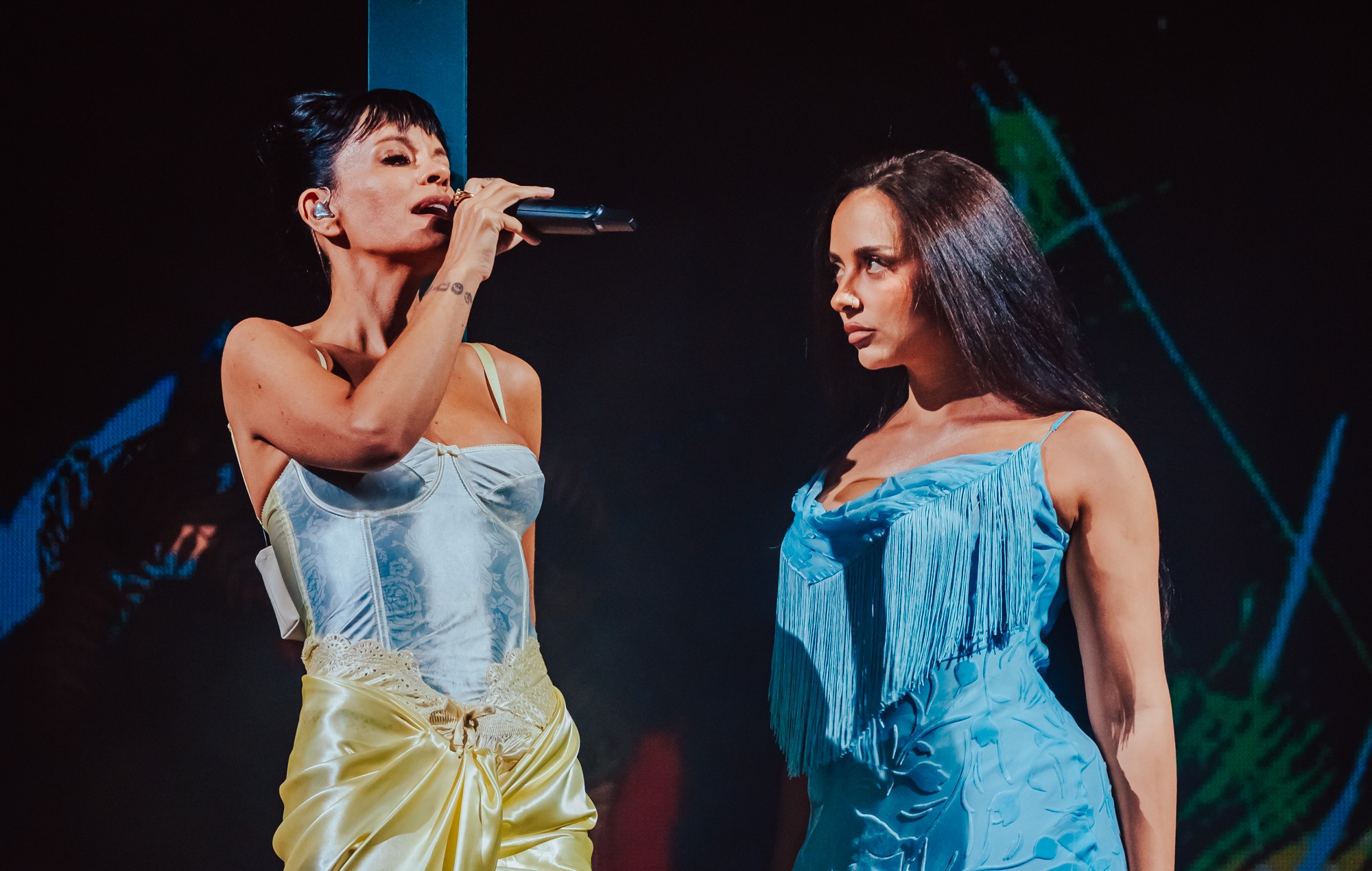 Watch JADE join Lily Allen for new &#8216;Beg For Me&#8217; remix live debut at Mighty Hoopla